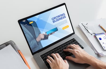 Ноутбук з відкритим додатком Growing Business